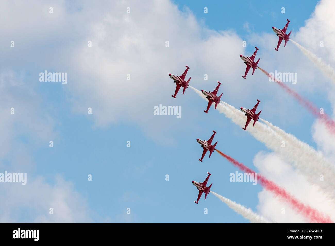 Bucarest, Roumanie - 07/28/2018, l'équipe d'acrobatie turque Turkish Stars effectuant à BIAS 2018 Spectacle aérien, l'aéroport de Baneasa Banque D'Images