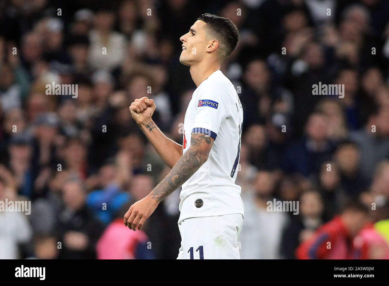 Londres, Royaume-Uni. 22 octobre, 2019. Erik Lamela de Tottenham Hotspur célèbre marquant son quatrième but de l'équipe. Match de la Ligue des Champions, groupe B match, Tottenham Hotspur v étoile rouge de Belgrade au Tottenham Hotspur Stadium à Londres, le mardi 22 octobre 2019. Cette image ne peut être utilisé qu'à des fins rédactionnelles. Usage éditorial uniquement, licence requise pour un usage commercial. Aucune utilisation de pari, de jeux ou d'un seul club/ligue/dvd publications pic par Steffan Bowen/Andrew Orchard la photographie de sport/Alamy live news Crédit : Andrew Orchard la photographie de sport/Alamy Live News Banque D'Images