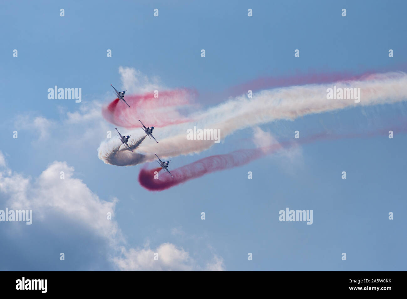 Bucarest, Roumanie - 07/28/2018, l'équipe d'acrobatie turque Turkish Stars effectuant à BIAS 2018 Spectacle aérien, l'aéroport de Baneasa Banque D'Images
