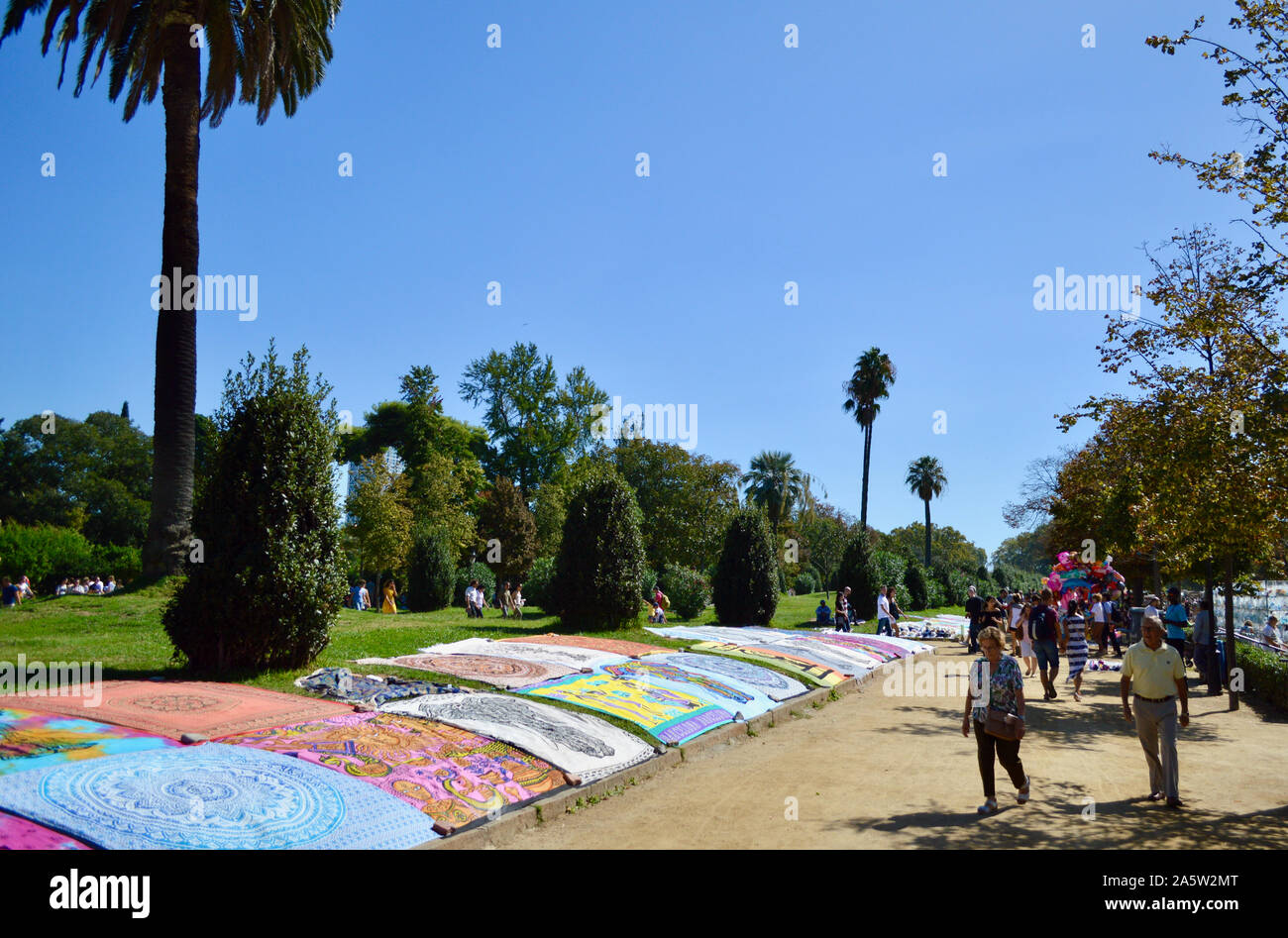 Les gens marcher dans le parc de la Citadelle au cours de la Merce 2019 à Barcelone, Espagne Banque D'Images
