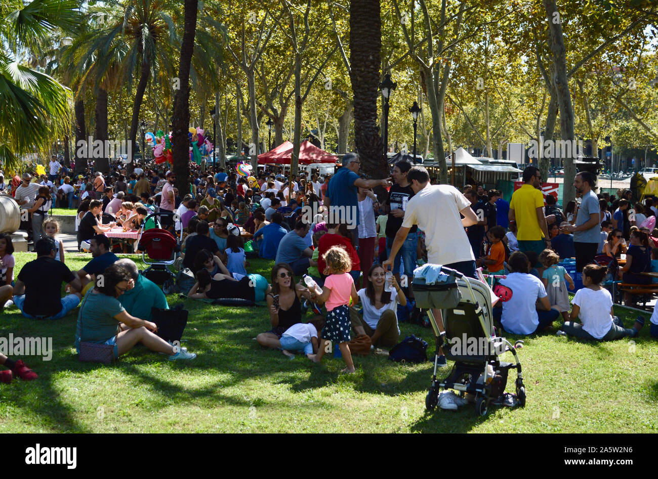 People hanging out at Parc Ciutadella durant la Merce 2019 à Barcelone, Espagne Banque D'Images