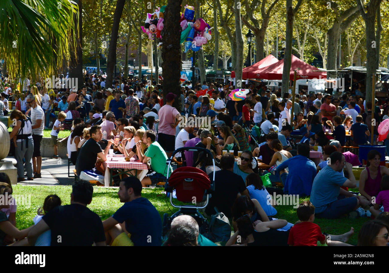 People hanging out at Parc Ciutadella durant la Merce 2019 à Barcelone, Espagne Banque D'Images
