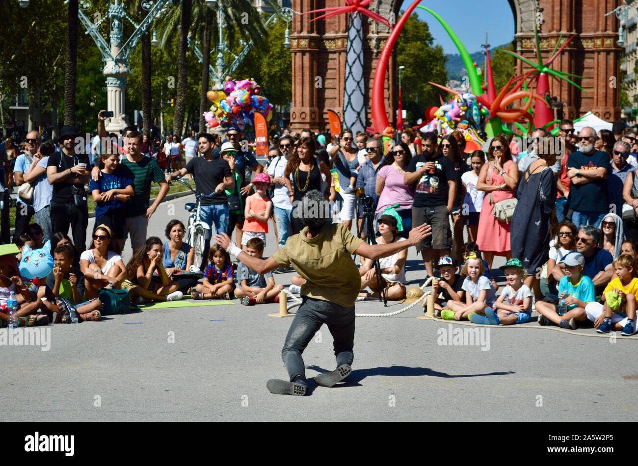 Les gens qui regardent un spectacle de deux hommes à Ciutadella Park pendant la Merce 2019 à Barcelone, Espagne Banque D'Images