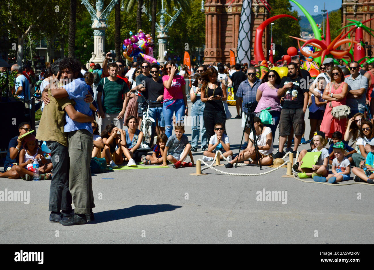 Les gens qui regardent un spectacle de deux hommes à Ciutadella Park pendant la Merce 2019 à Barcelone, Espagne Banque D'Images
