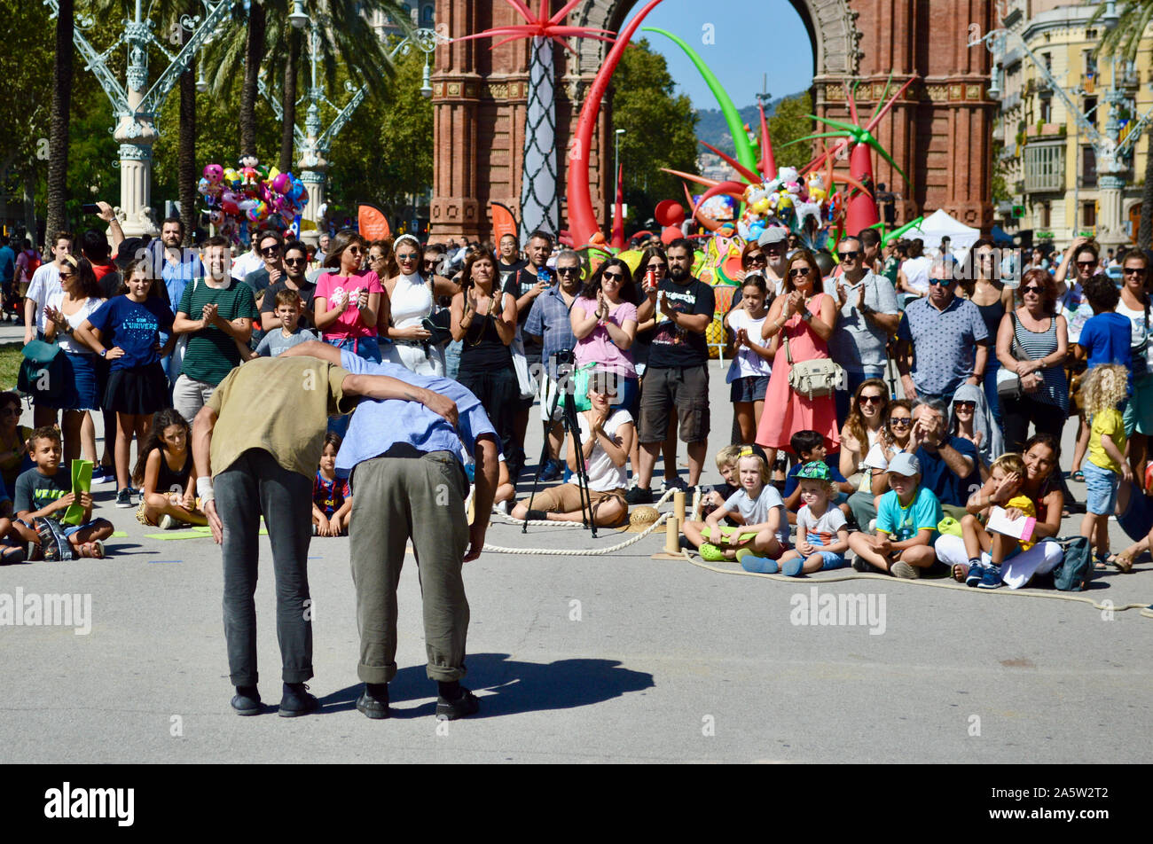 Les gens qui regardent un spectacle de deux hommes à Ciutadella Park pendant la Merce 2019 à Barcelone, Espagne Banque D'Images