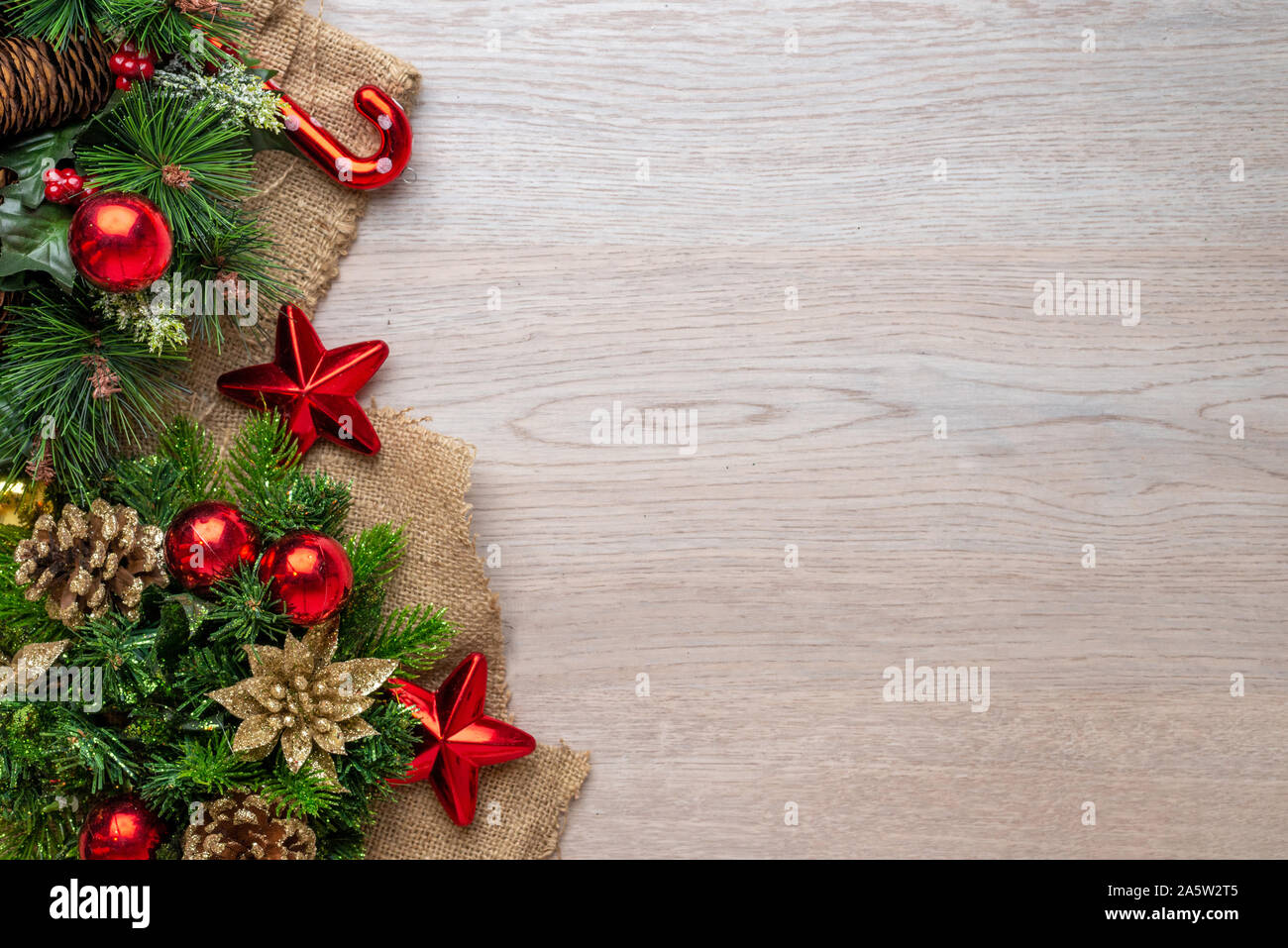 Décorations de Noël sur un chiffon et surface en bois. Balles brillants, des étoiles et des pommes de pin. Copie espace à côté. Tp vue, télévision lay. Banque D'Images