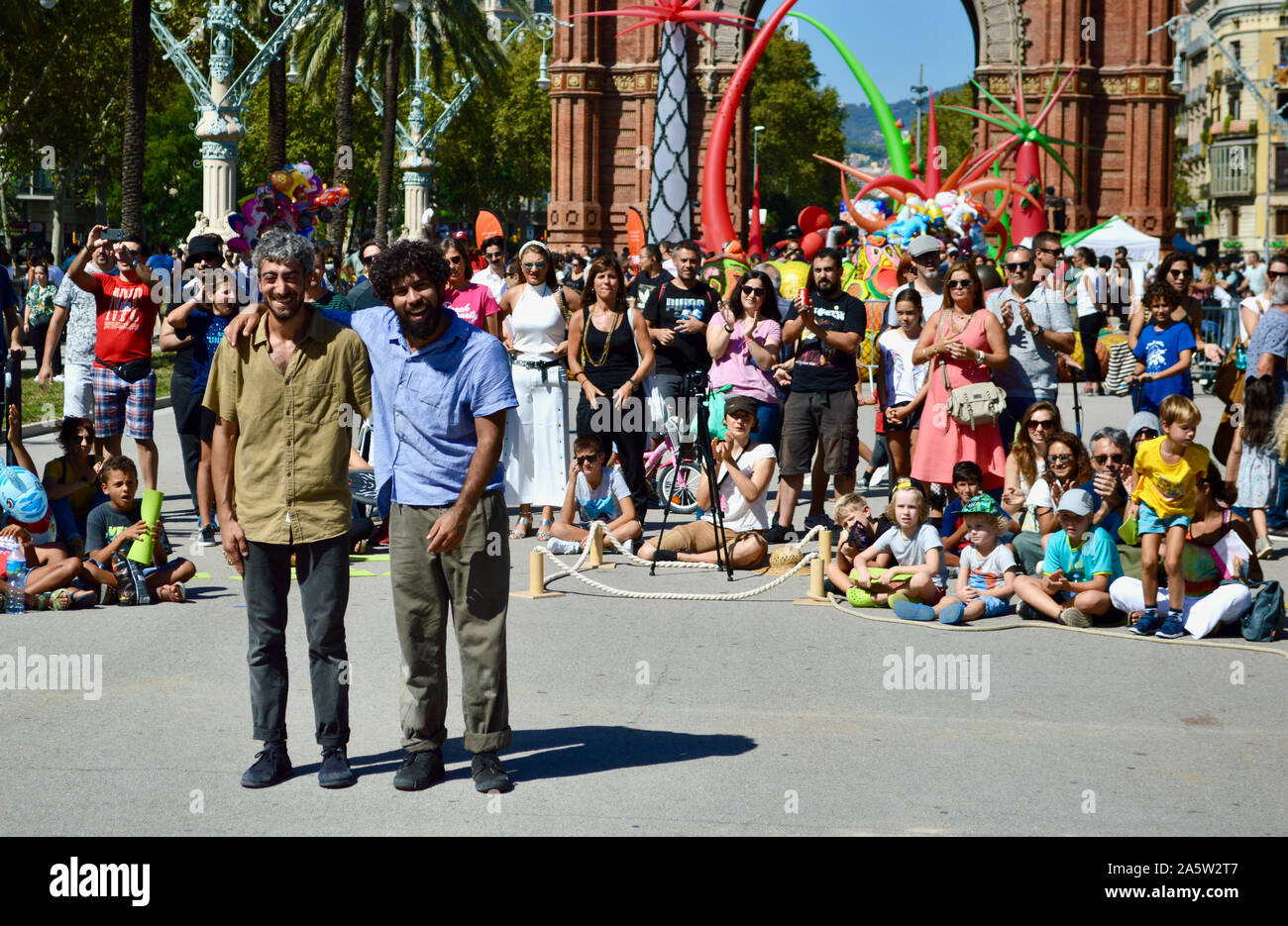 Les gens qui regardent un spectacle de deux hommes à Ciutadella Park pendant la Merce 2019 à Barcelone, Espagne Banque D'Images