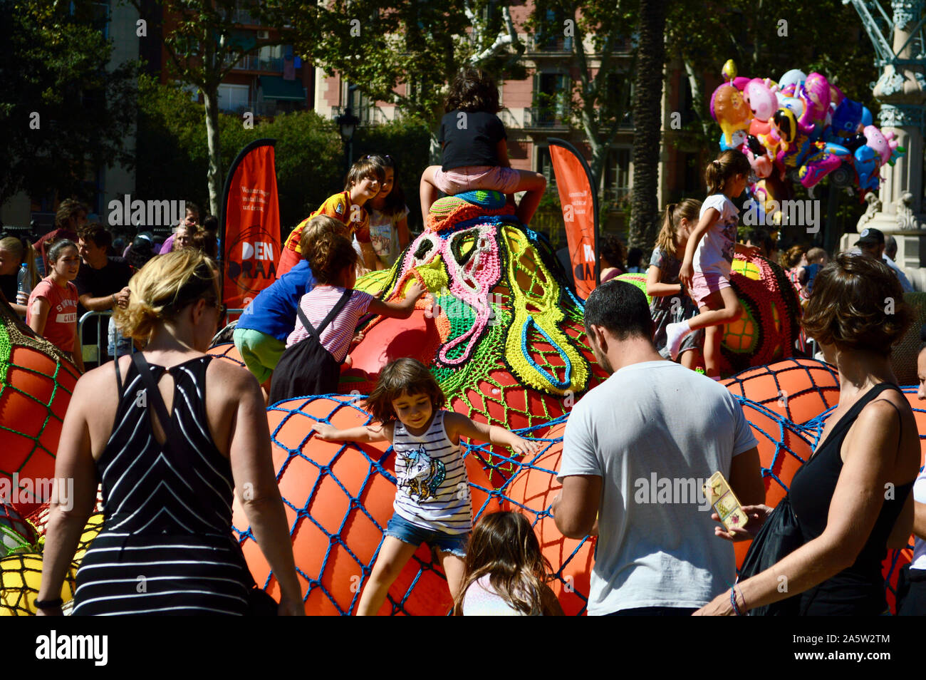 Les enfants jouent au parc Ciutadella durant la Merce 2019 à Barcelone, Espagne Banque D'Images
