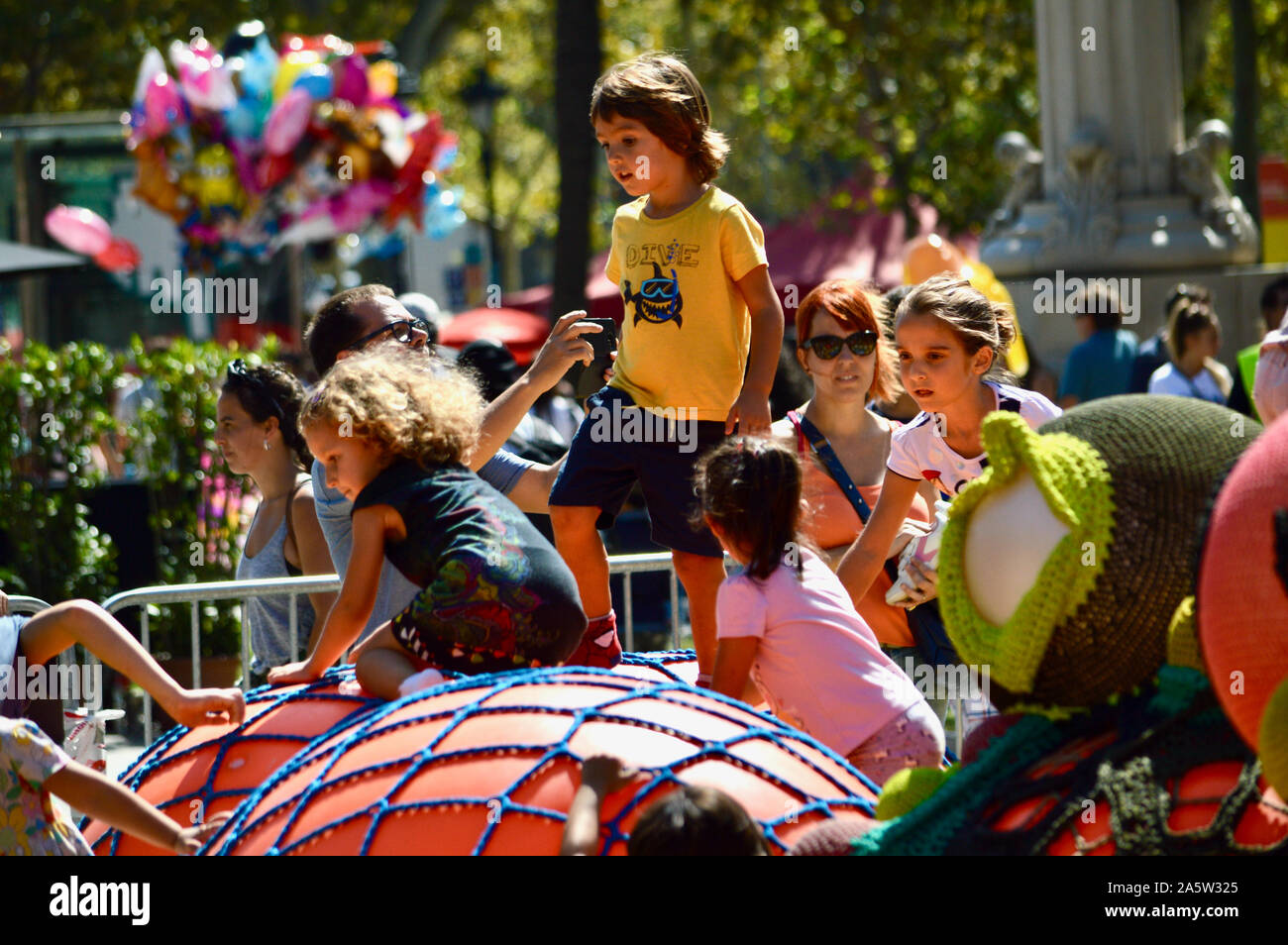 Les enfants jouent au parc Ciutadella durant la Merce 2019 à Barcelone, Espagne Banque D'Images