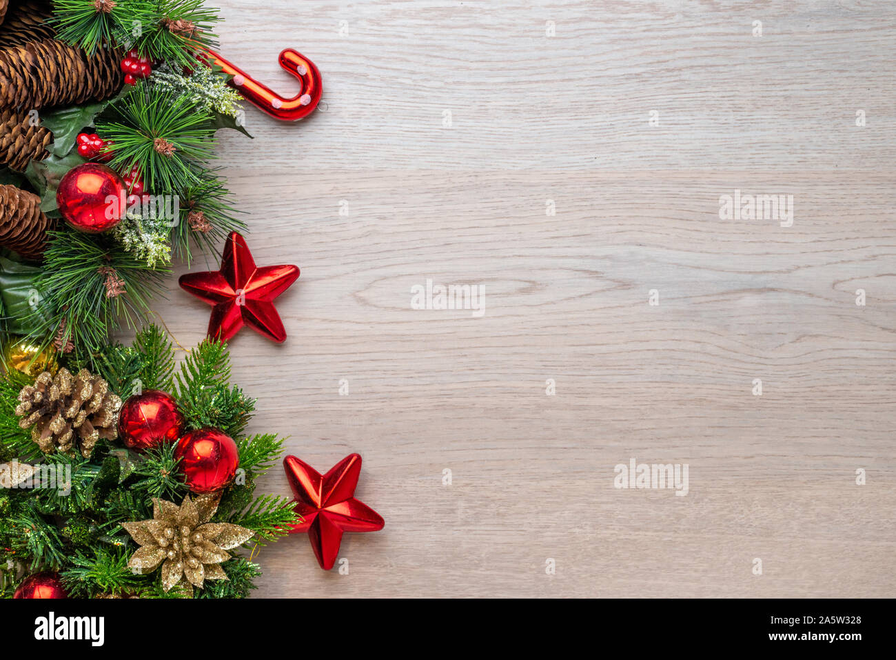 Décorations de Noël sur la surface en bois avec copie espace sur le côté droit. Célébration de Noël, Nouvel An composition. Banque D'Images