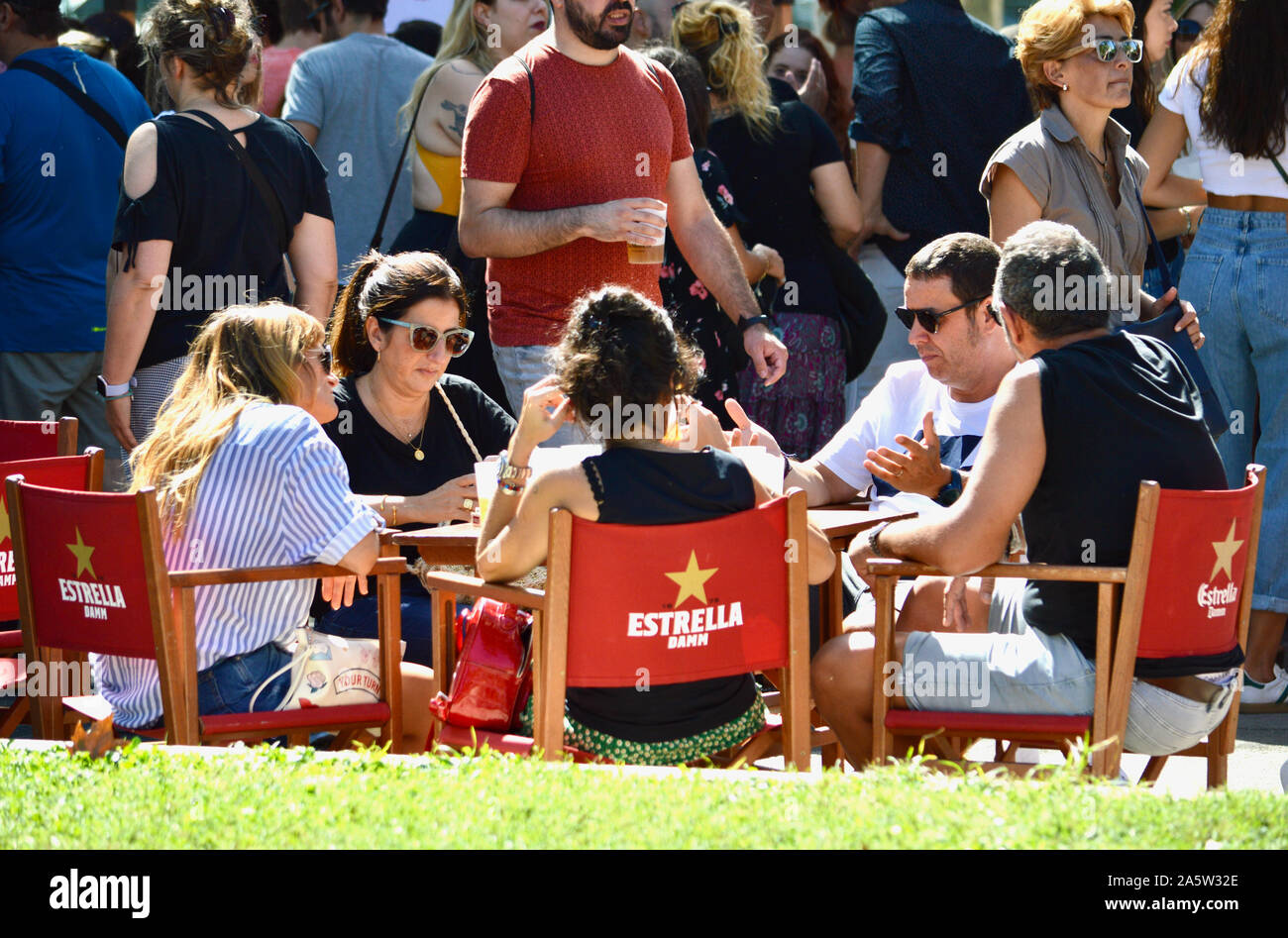 Les gens de traîner ensemble au parc de la Ciutadella durant la Merce 2019 à Barcelone, Espagne Banque D'Images