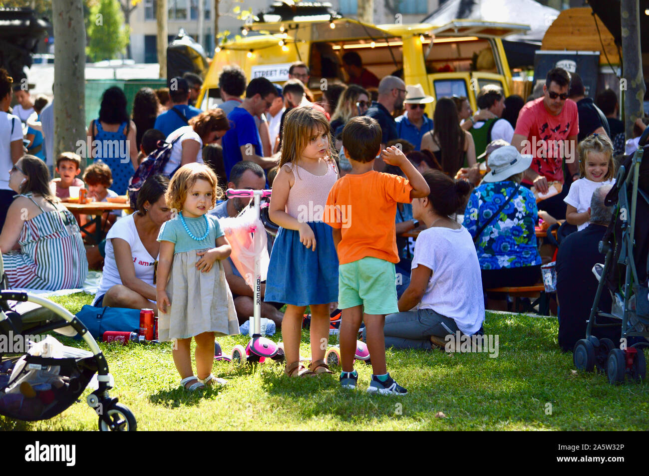 Les enfants jouent au parc Ciutadella durant la Merce 2019 à Barcelone, Espagne Banque D'Images