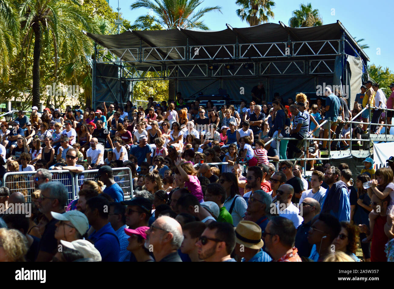Les spectateurs à regarder un spectacle au parc de la Ciutadella durant la Merce 2019 à Barcelone, Espagne Banque D'Images