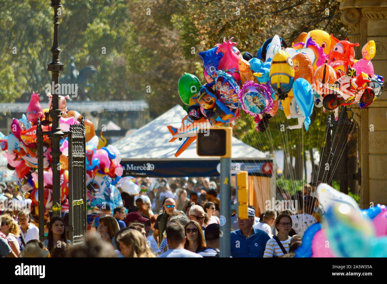 A woman holding balloons at Parc Ciutadella durant la Merce 2019 à Barcelone, Espagne Banque D'Images