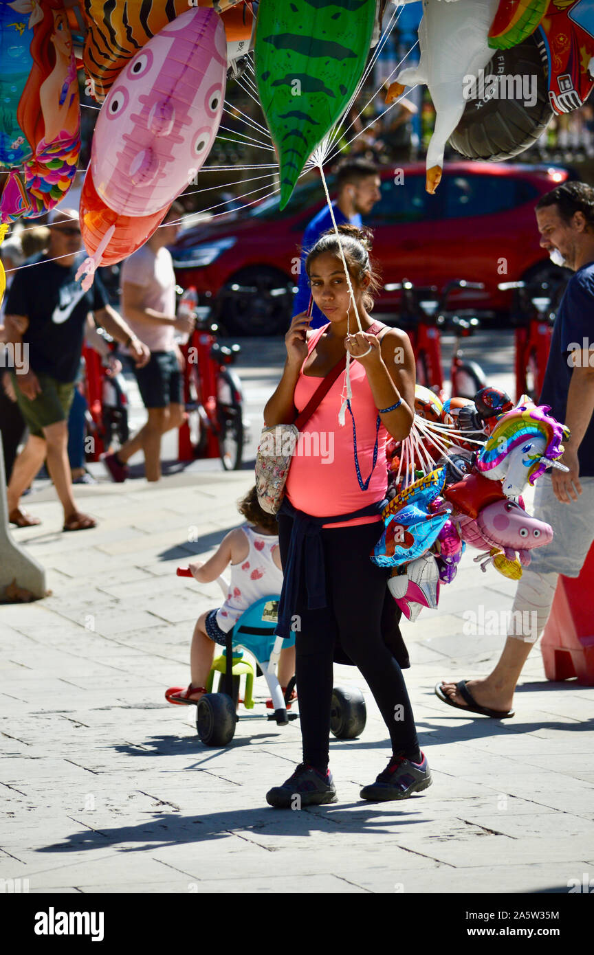 A woman holding balloons at Parc Ciutadella durant la Merce 2019 à Barcelone, Espagne Banque D'Images