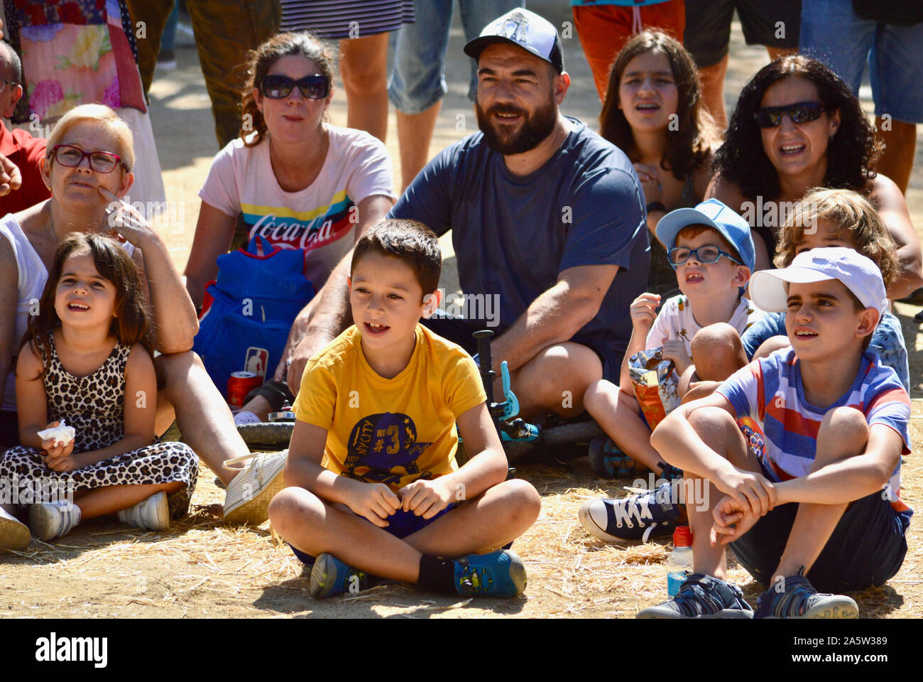 Les enfants de regarder un artiste de rue au Parc de la Ciutadella durant la Merce 2019 à Barcelone, Espagne Banque D'Images