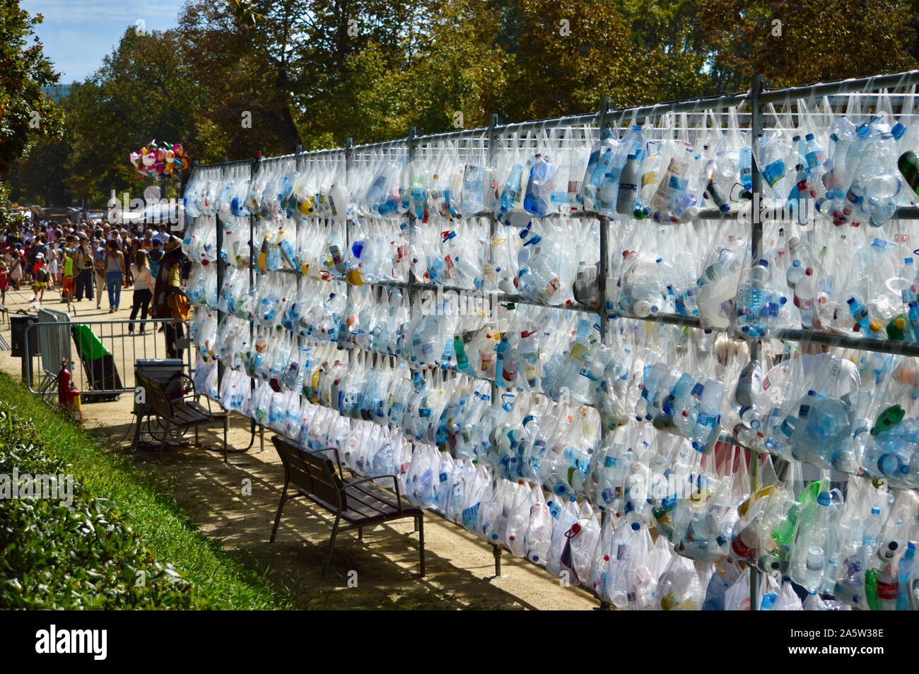 Une bouteille en plastique exposition artistique au Parc de la Ciutadella durant la Merce 2019 à Barcelone, Espagne Banque D'Images