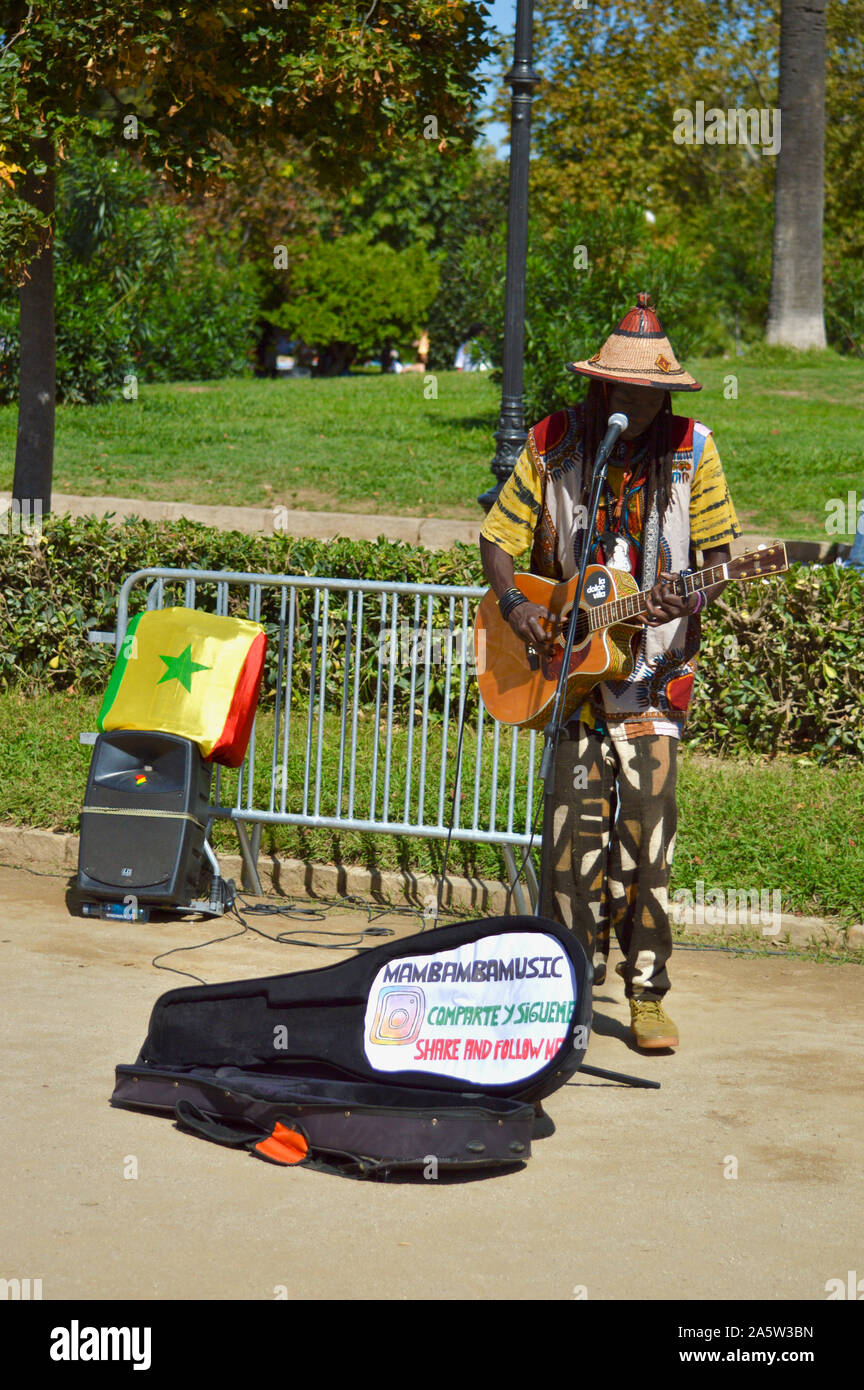 Un musicien ambulant jouant de la guitare dans le parc de la Citadelle au cours de la Merce 2019 à Barcelone, Espagne Banque D'Images