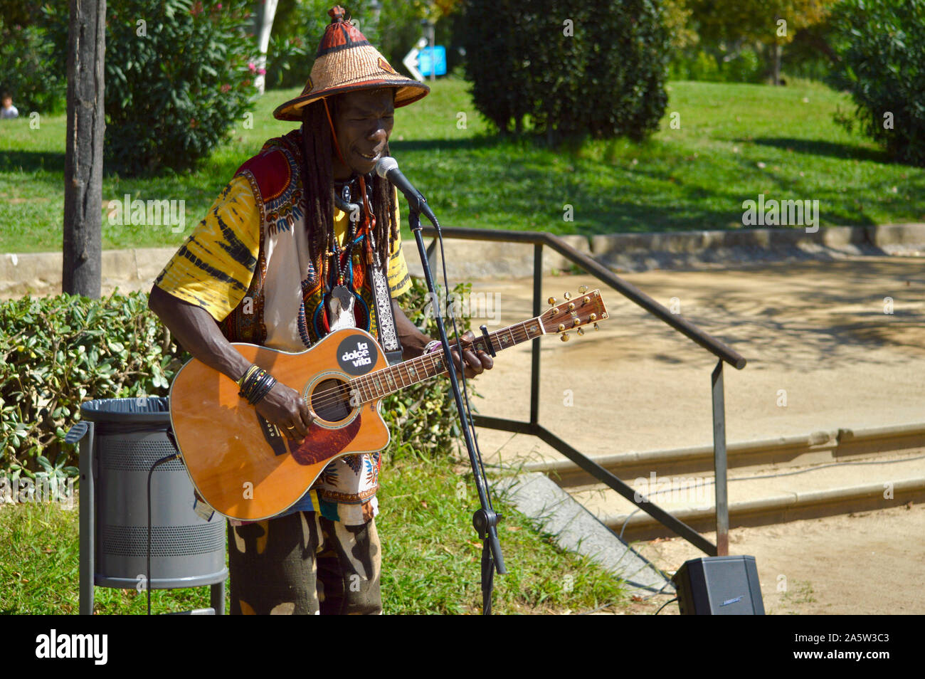 Un musicien ambulant jouant de la guitare dans le parc de la Citadelle au cours de la Merce 2019 à Barcelone, Espagne Banque D'Images