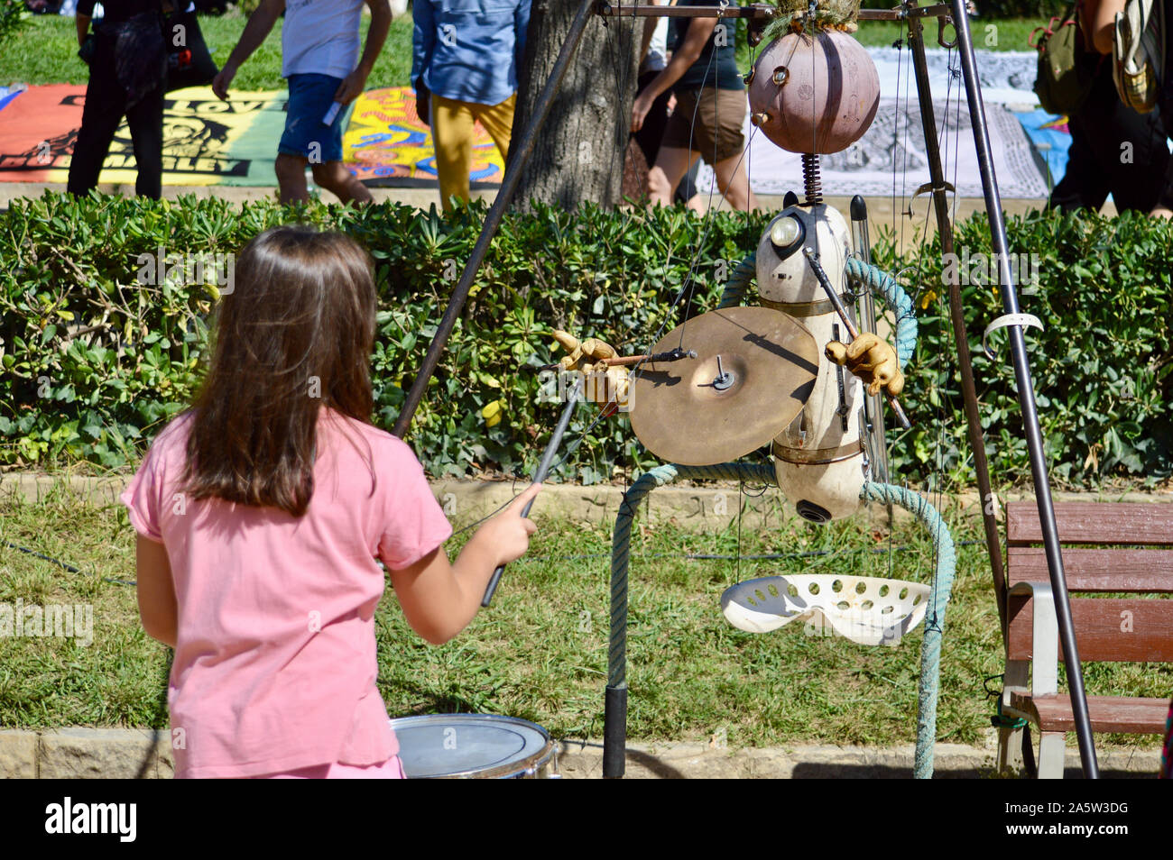 Un enfant jouant avec une marionnette à Ciutadella Park pendant la Merce 2019 à Barcelone, Espagne Banque D'Images