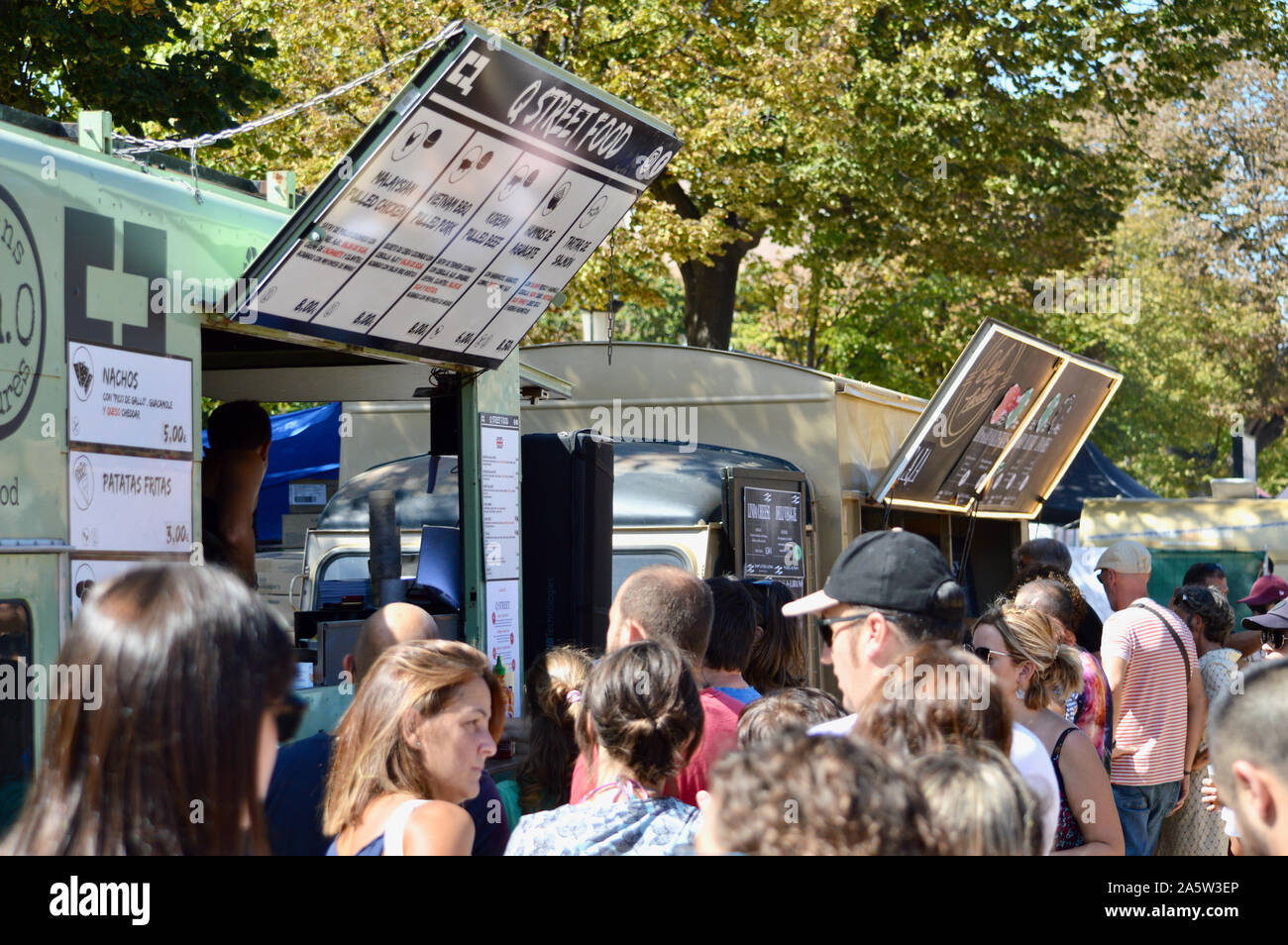Les gens la queue à un l'alimentation de rue van à Ciutadella Park pendant la Merce 2019 à Barcelone, Espagne Banque D'Images