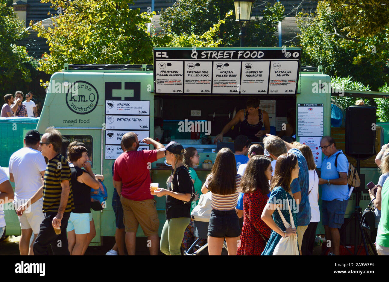 Les gens la queue à un l'alimentation de rue van à Ciutadella Park pendant la Merce 2019 à Barcelone, Espagne Banque D'Images