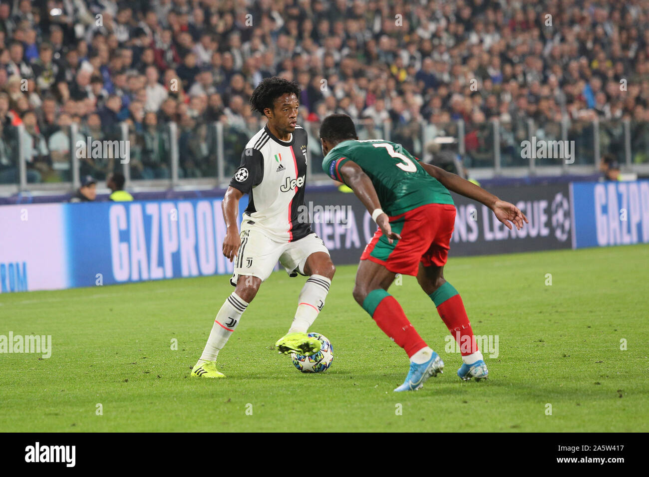 Torino, Italie, 22 octobre 2019, 16 Juan Guillermo cuadrado bello (juventus) au cours de la Juventus vs Lokomotiv Moskva - Ligue des Champions de football Championnat Hommes - Crédit : LPS/Claudio Benedetto/Alamy Live News Banque D'Images