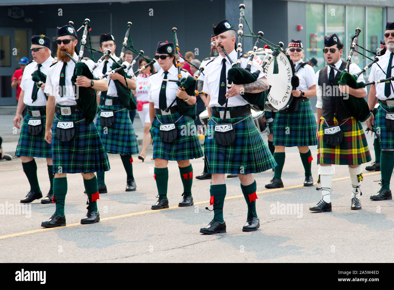 Des membres de la Fanfare de soleil mars dans la Parade de la fête du Canada tenue le 01 juillet 2019 à Whitehorse, Territoire du Yukon, Canada. Une fête nationale. Banque D'Images