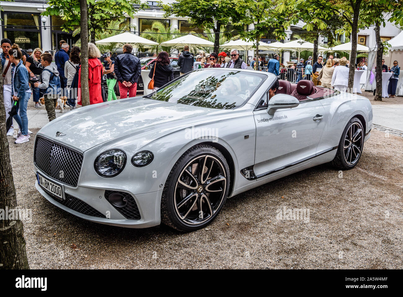 White bentley continental gt Banque de photographies et d'images à haute  résolution - Alamy