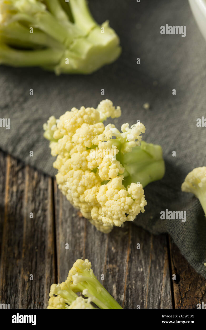 Bebe Blanc Brut Fleurons De Chou Fleur Dans Un Bol Photo Stock Alamy