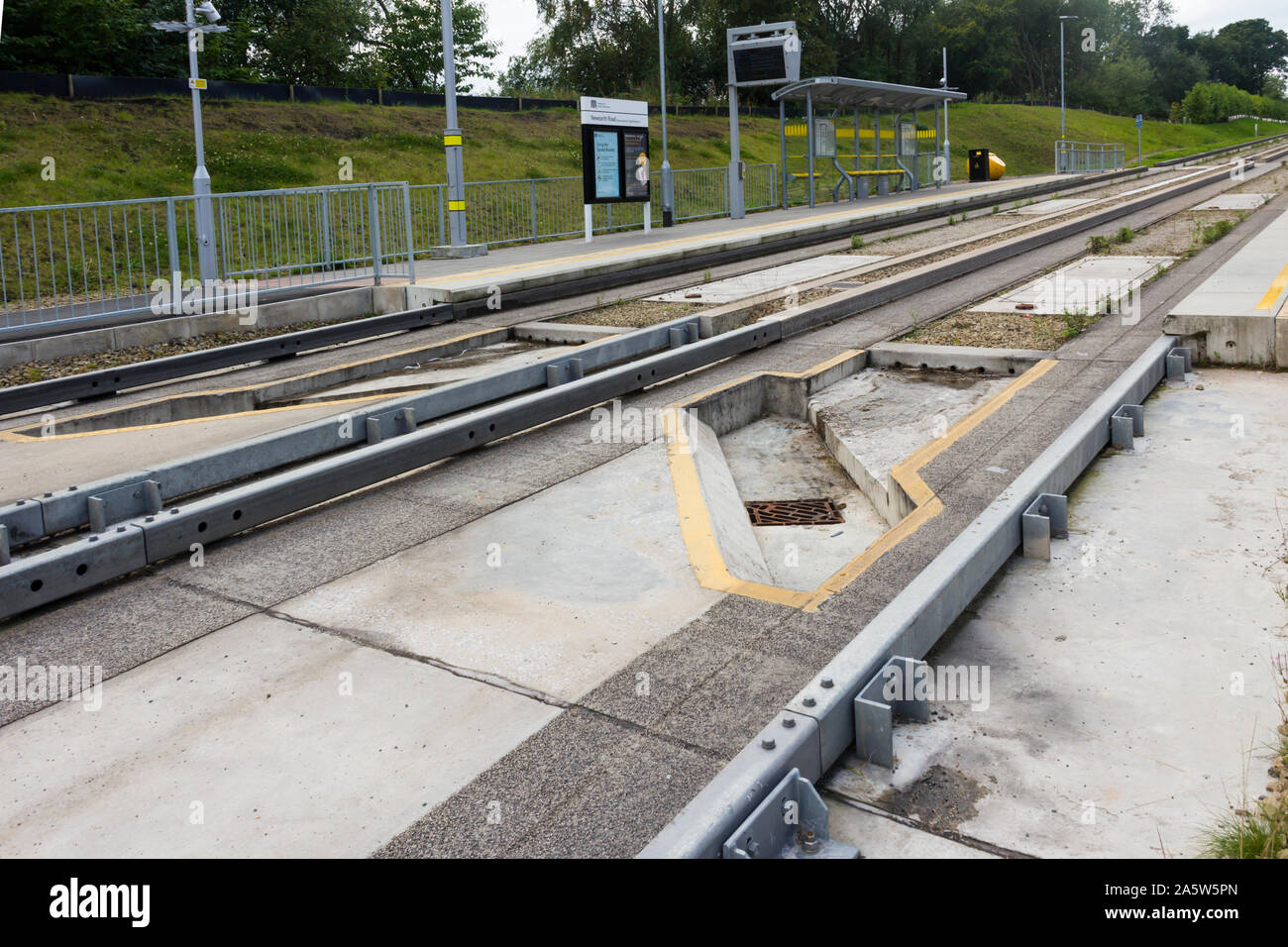 Location de pièges à un bus entrée de la Manchester à Leigh busway guidé. Le busway est de 2,6 mètres de large entre le béton rails de guidage. Banque D'Images