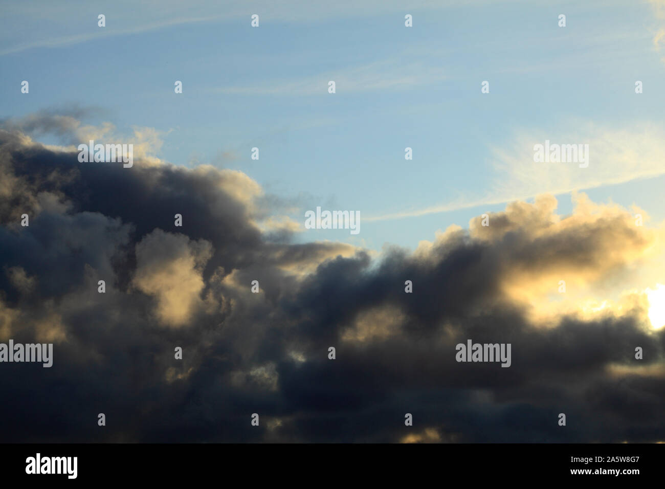Ciel nuageux, en colère, nuage, nuages, sur la mer du Nord, Norfolk, England, UK, météo, météorologie Banque D'Images