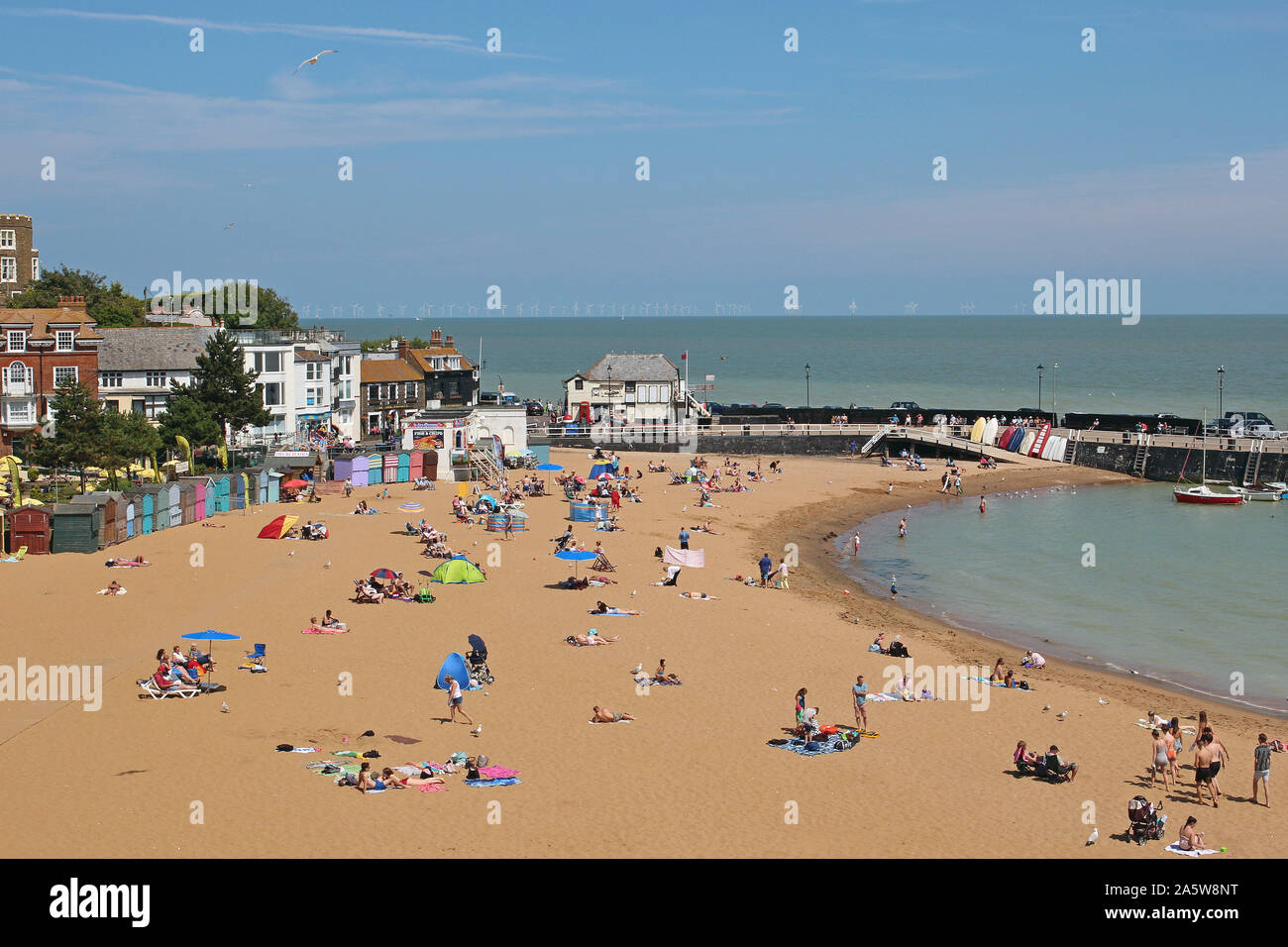 La plage à Broadstairs sur la côte du Kent est une destination pour les vacanciers à une chaude et ensoleillée journée d'été. La mer est calme et accueillant Banque D'Images