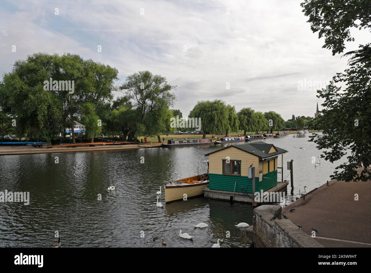 Soirée pittoresque sur la rivière Avon à Stratford-upon-Avon, Angleterre, scène au bord de la rivière Banque D'Images