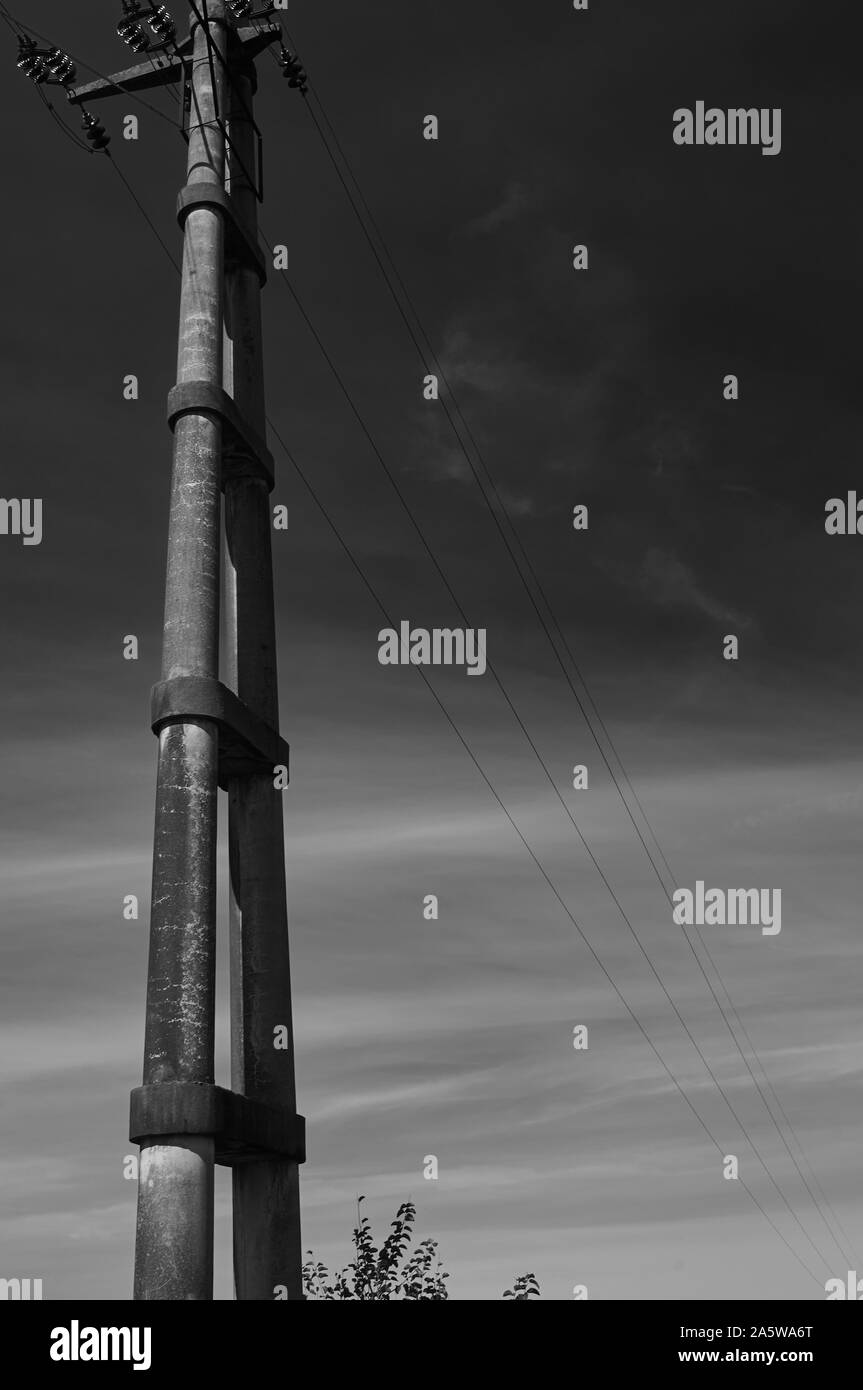 Tour électrique noir et blanc. Nuages de fond Banque D'Images