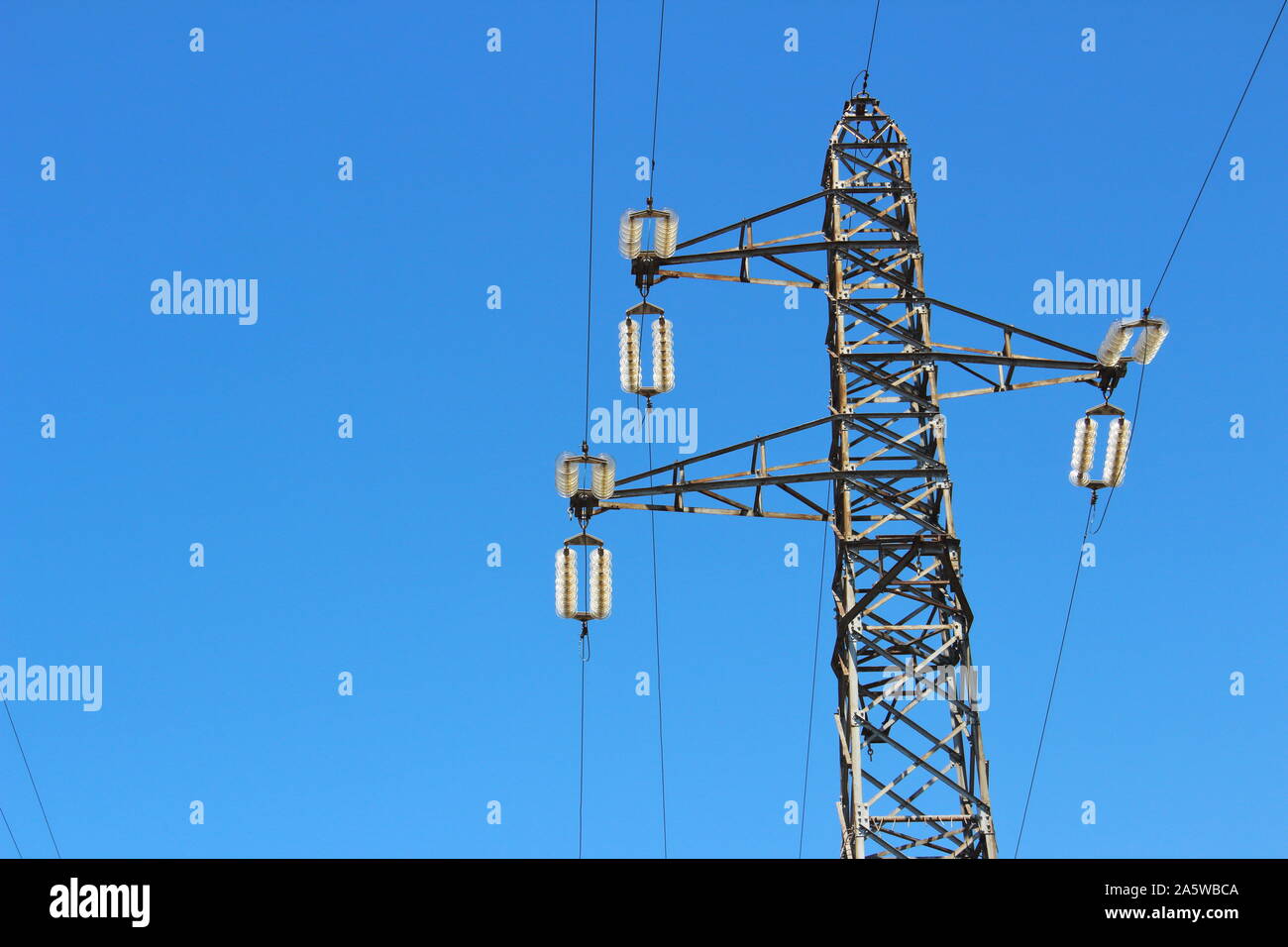 Lignes de transmission à haute tension avec ciel dans le bachground Banque D'Images