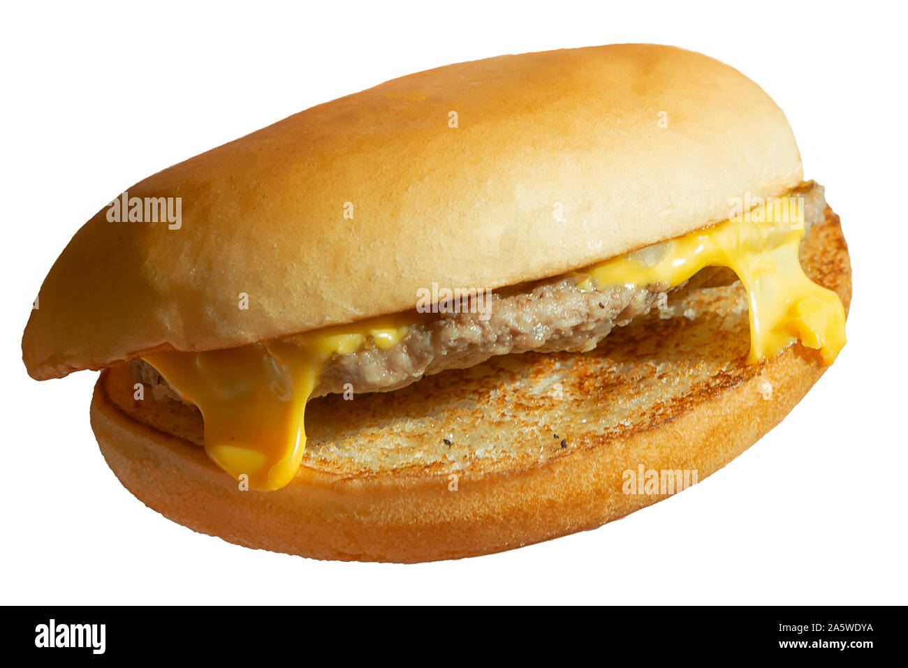 Burger Juteux avec du fromage avec un espace libre à droite isolé sur fond blanc Banque D'Images