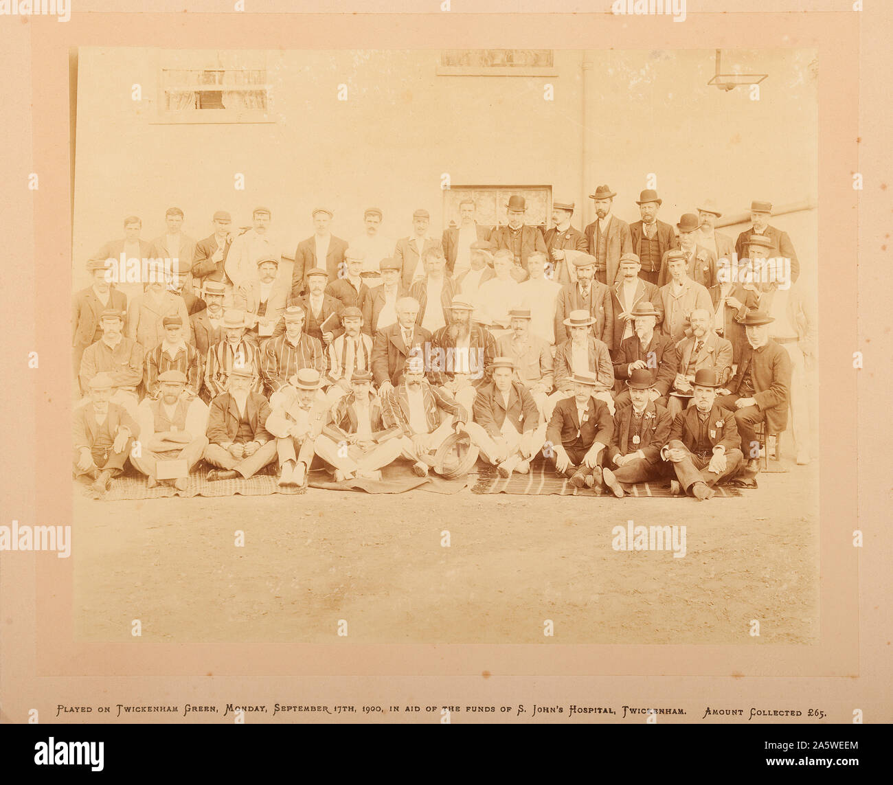 Dr WG Grace (William Gilbert Grace) Photo de groupe avant le match de cricket de bienfaisance au profit de l'hôpital St Jean. 1900 Banque D'Images