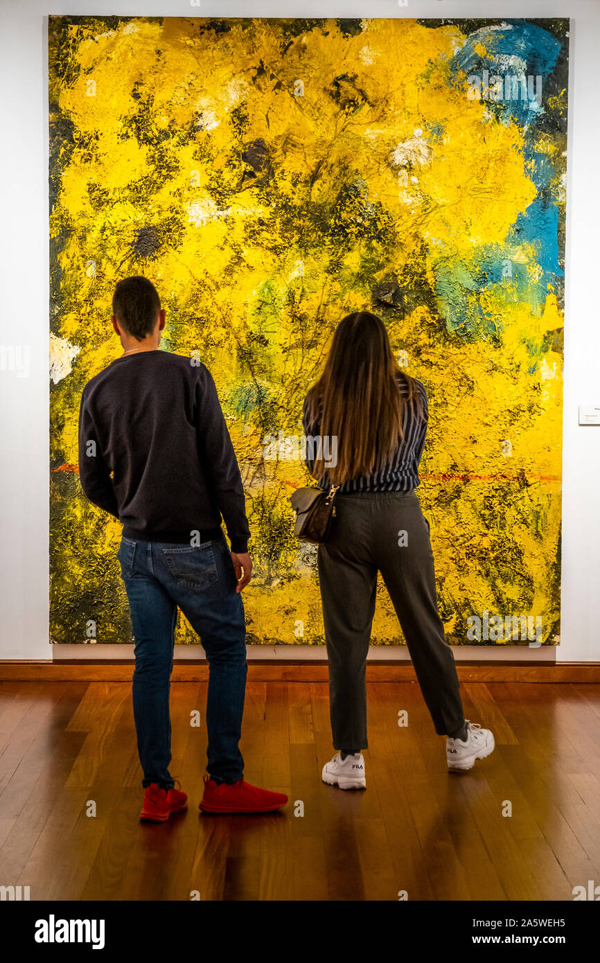 Les visiteurs. 'Amra inclinado'par Miquel Barceló. Musée Botero, Bogota, Colombie Banque D'Images