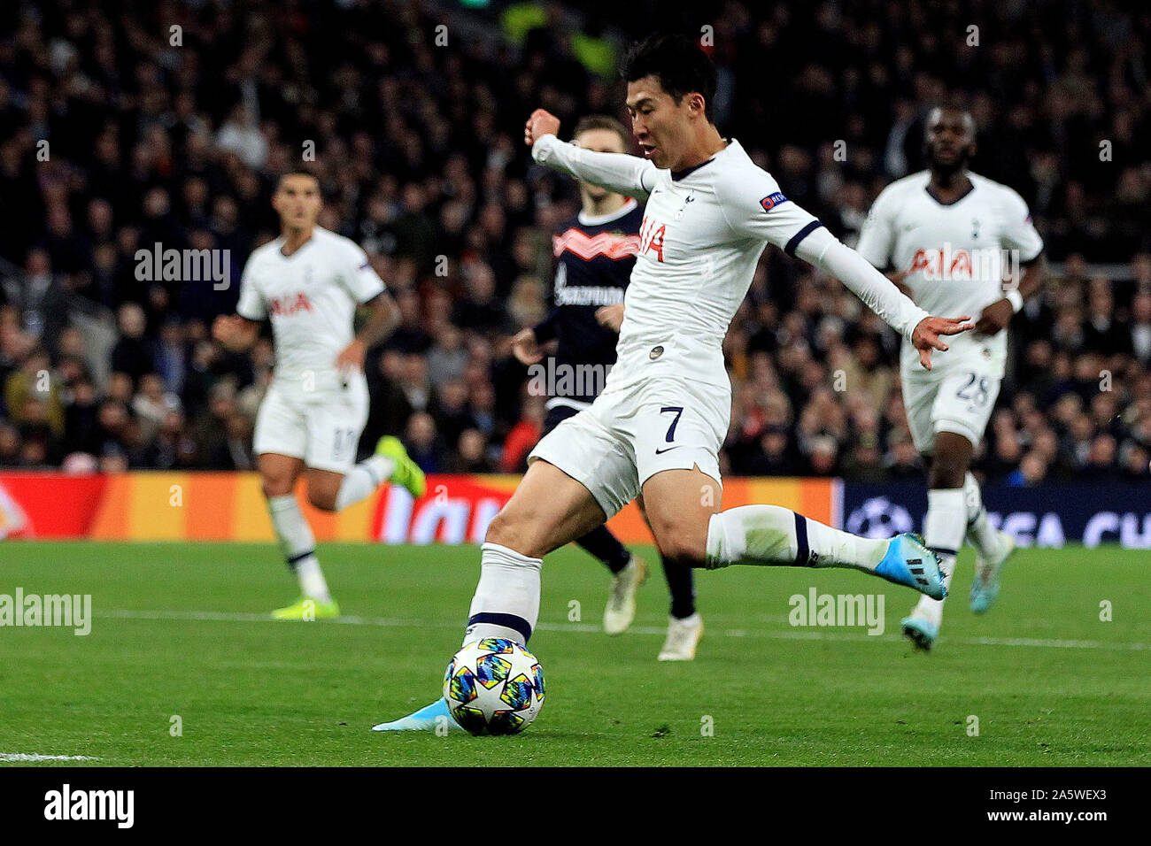 Londres, Royaume-Uni. 22 octobre, 2019. Fils Heung-min de Tottenham Hotspur marque son deuxième et troisième but de son équipe. Match de la Ligue des Champions, groupe B match, Tottenham Hotspur v étoile rouge de Belgrade au Tottenham Hotspur Stadium à Londres, le mardi 22 octobre 2019. Cette image ne peut être utilisé qu'à des fins rédactionnelles. Usage éditorial uniquement, licence requise pour un usage commercial. Aucune utilisation de pari, de jeux ou d'un seul club/ligue/dvd publications pic par Steffan Bowen/Andrew Orchard la photographie de sport/Alamy live news Crédit : Andrew Orchard la photographie de sport/Alamy Live News Banque D'Images