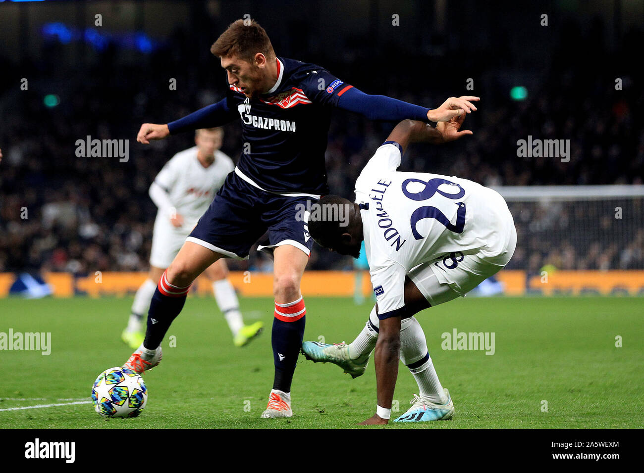 Londres, Royaume-Uni. 22 octobre, 2019. Milan Pavkov de l'étoile rouge de Belgrade (L) détient au large de Tanguy Ndombele de Tottenham Hotspur (R). Match de la Ligue des Champions, groupe B match, Tottenham Hotspur v étoile rouge de Belgrade au Tottenham Hotspur Stadium à Londres, le mardi 22 octobre 2019. Cette image ne peut être utilisé qu'à des fins rédactionnelles. Usage éditorial uniquement, licence requise pour un usage commercial. Aucune utilisation de pari, de jeux ou d'un seul club/ligue/dvd publications pic par Steffan Bowen/Andrew Orchard la photographie de sport/Alamy live news Crédit : Andrew Orchard la photographie de sport/Alamy Live News Banque D'Images