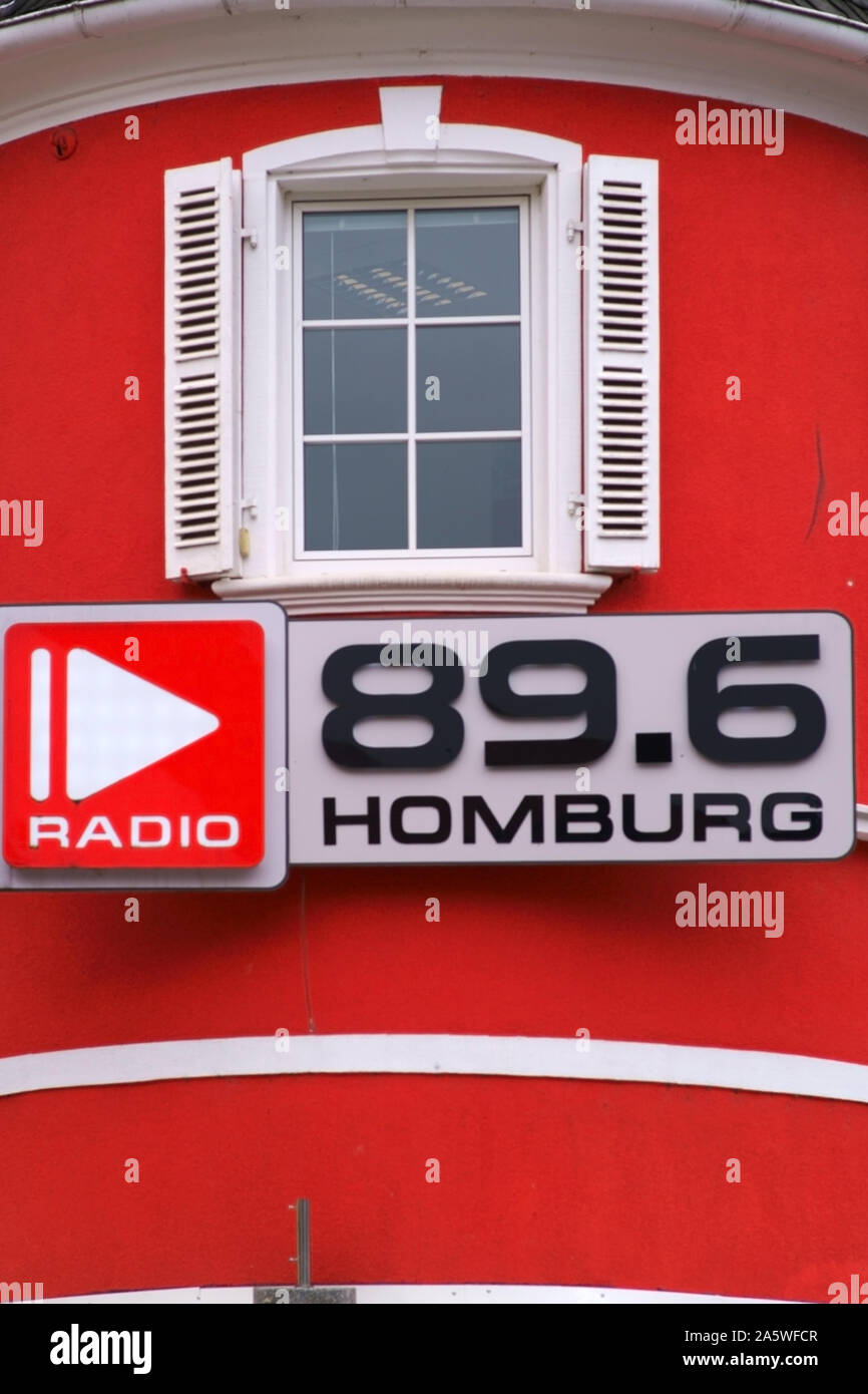 Homburg, Allemagne - 19 octobre 2019 : la façade rouge et le signe de la station de radio 89,6 Homburg le 19 octobre 2019 à Homburg. Banque D'Images
