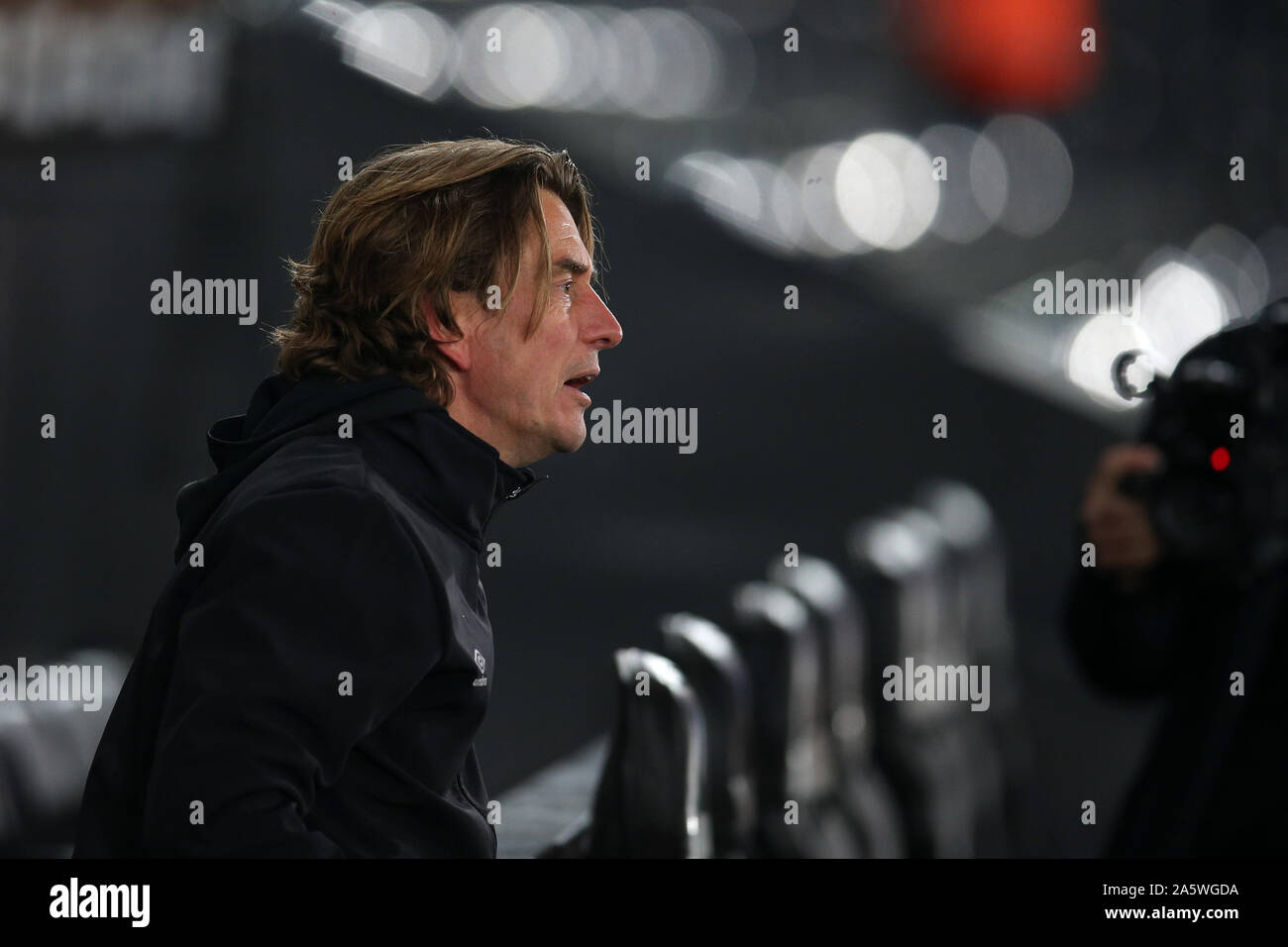 Swansea, Royaume-Uni. 23 Oct, 2019. Brentford manager Thomas Frank ressemble à de l'étang-réservoir.EFL Skybet match de championnat, Swansea City v Brentford au Liberty Stadium de Swansea, Pays de Galles du Sud le mardi 22 octobre 2019. Cette image ne peut être utilisé qu'à des fins rédactionnelles. Usage éditorial uniquement, licence requise pour un usage commercial. Aucune utilisation de pari, de jeux ou d'un seul club/ligue/dvd publications. Photos par Andrew Andrew/Verger Verger la photographie de sport/Alamy live news Crédit : Andrew Orchard la photographie de sport/Alamy Live News Banque D'Images