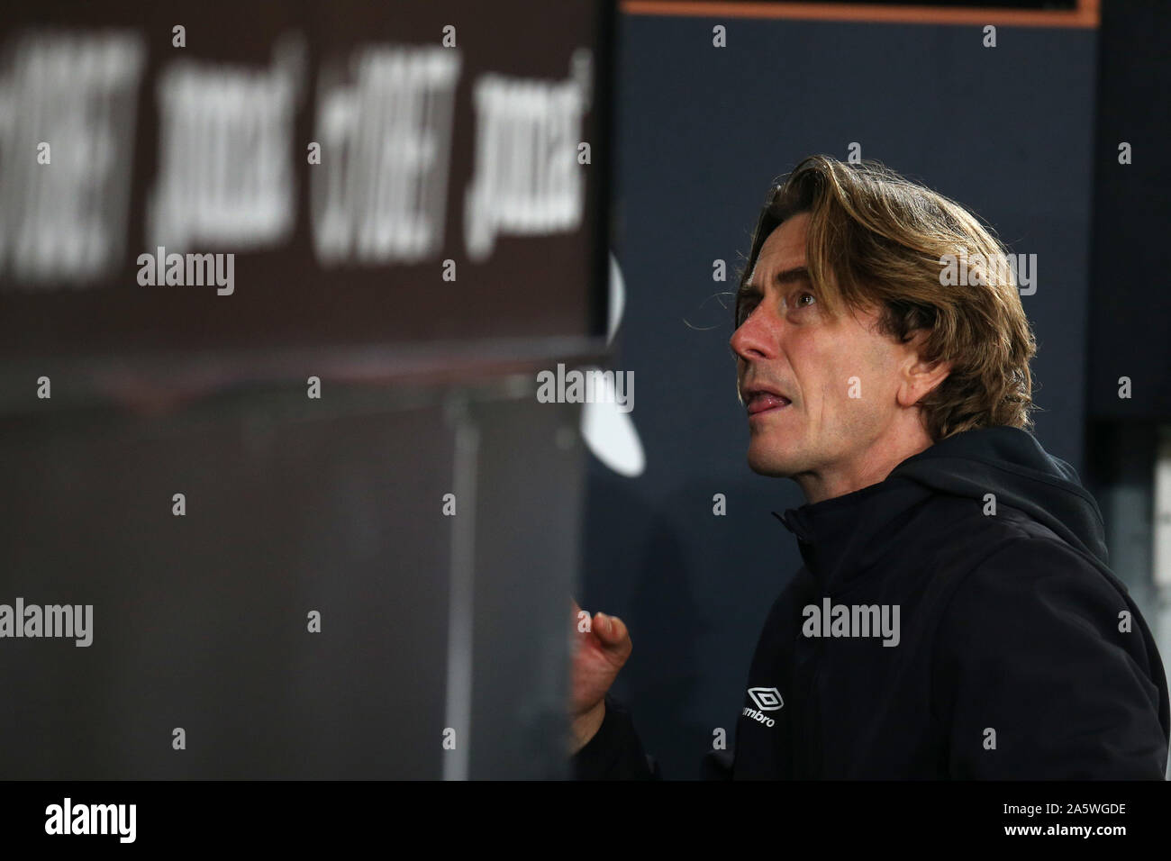 Swansea, Royaume-Uni. 23 Oct, 2019. Brentford manager Thomas Frank ressemble à de l'étang-réservoir.EFL Skybet match de championnat, Swansea City v Brentford au Liberty Stadium de Swansea, Pays de Galles du Sud le mardi 22 octobre 2019. Cette image ne peut être utilisé qu'à des fins rédactionnelles. Usage éditorial uniquement, licence requise pour un usage commercial. Aucune utilisation de pari, de jeux ou d'un seul club/ligue/dvd publications. Photos par Andrew Andrew/Verger Verger la photographie de sport/Alamy live news Crédit : Andrew Orchard la photographie de sport/Alamy Live News Banque D'Images