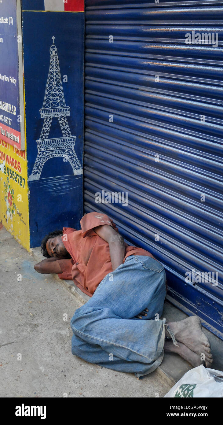 PONDICHERRY/Inde 22 FÉVRIER 2018:homme sans foyer qui peut accueillir un en face d'une boutique de la porte dans les rues de Pondichéry. Banque D'Images
