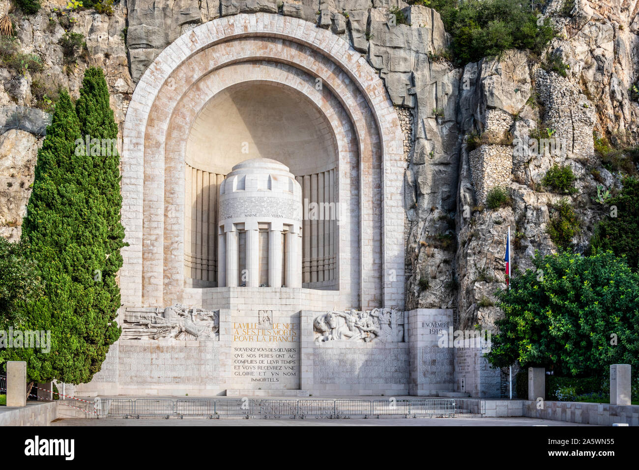Le Monument aux Morts, au pied de la colline du Château est un monument dédié aux citoyens de Nice qui sont morts pendant la Première Guerre mondiale. Banque D'Images