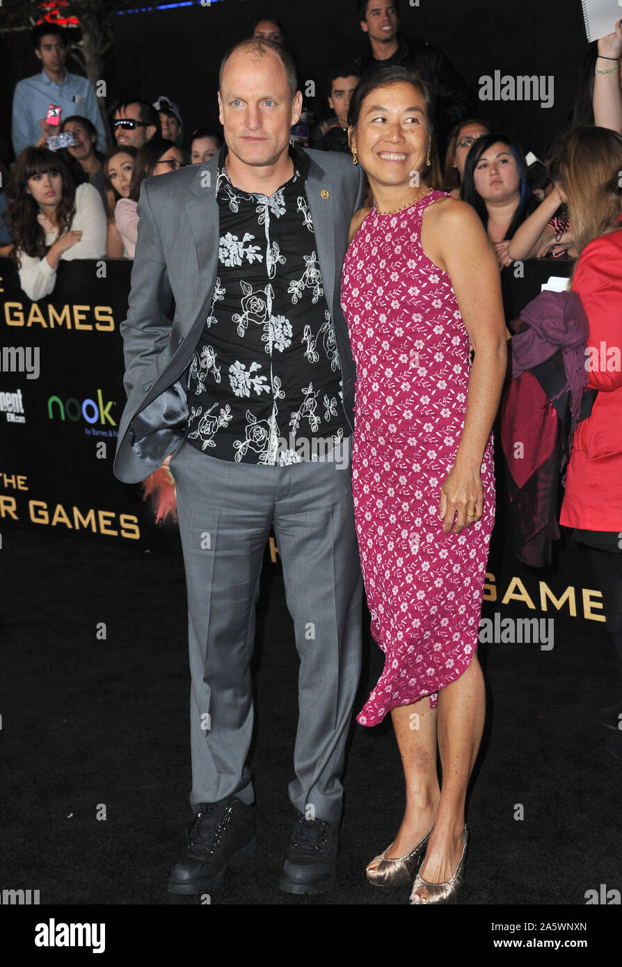 LOS ANGELES, CA. 12 mars 2012 : Woody Harrelson & femme lors de la première mondiale de 'The Hunger Games' au Nokia Theatre L.A. Vivre. © 2012 Paul Smith / Featureflash Banque D'Images