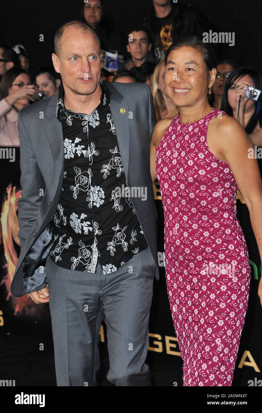 LOS ANGELES, CA. 12 mars 2012 : Woody Harrelson & femme lors de la première mondiale de 'The Hunger Games' au Nokia Theatre L.A. Vivre. © 2012 Paul Smith / Featureflash Banque D'Images