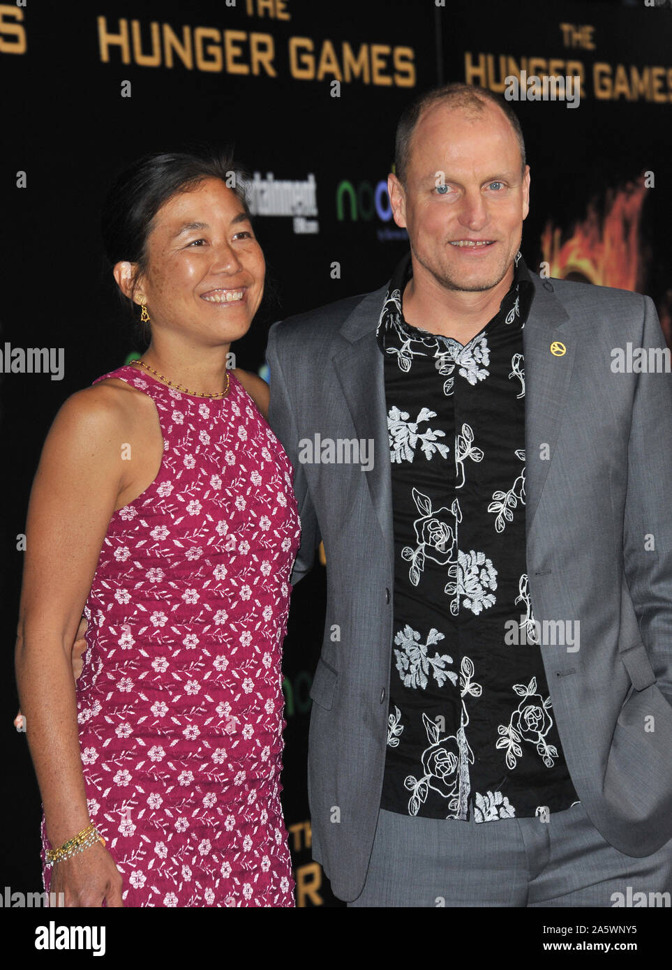 LOS ANGELES, CA. 12 mars 2012 : Woody Harrelson & femme lors de la première mondiale de 'The Hunger Games' au Nokia Theatre L.A. Vivre. © 2012 Paul Smith / Featureflash Banque D'Images