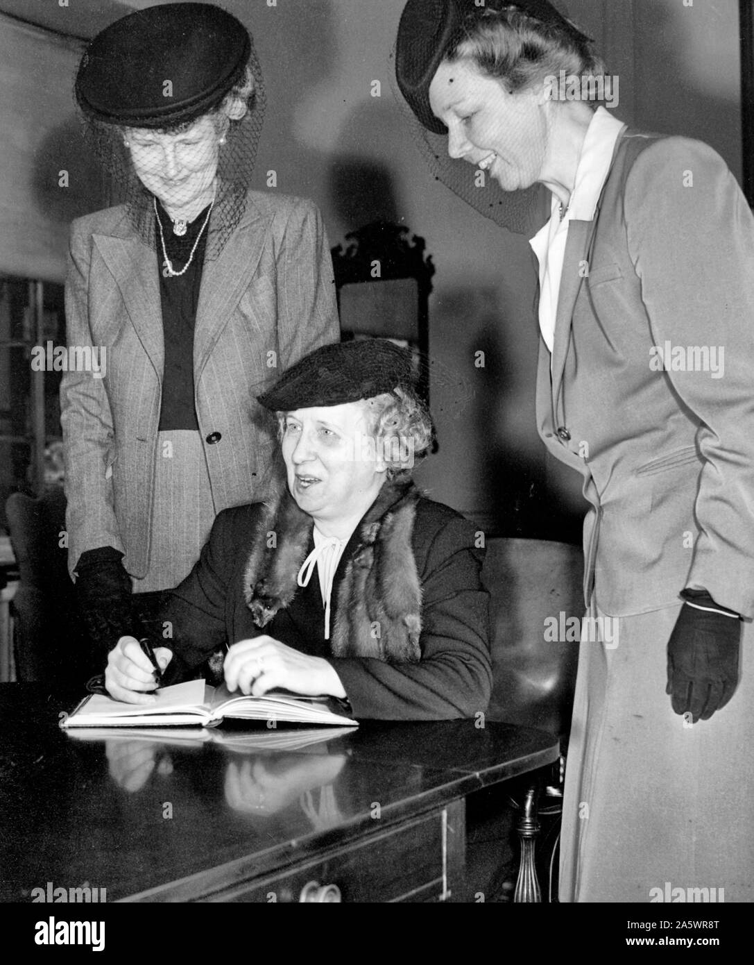 Photographie de Bess Truman écrit dans un livre, vers 1946 Banque D'Images